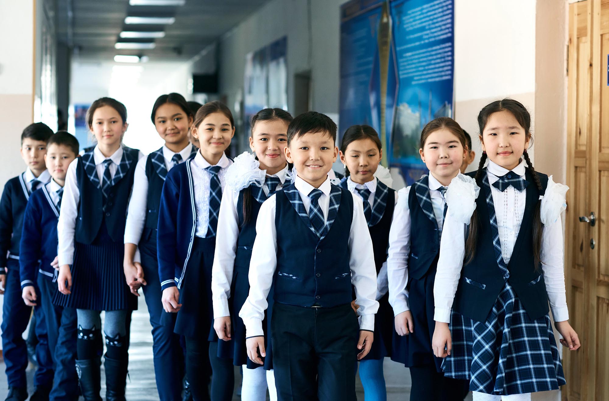 Как учатся школьники в мае 2024 года. Школьники Казахстана. Школьная форма. Школьная форма в Казахстане. Дети казахи в школе.