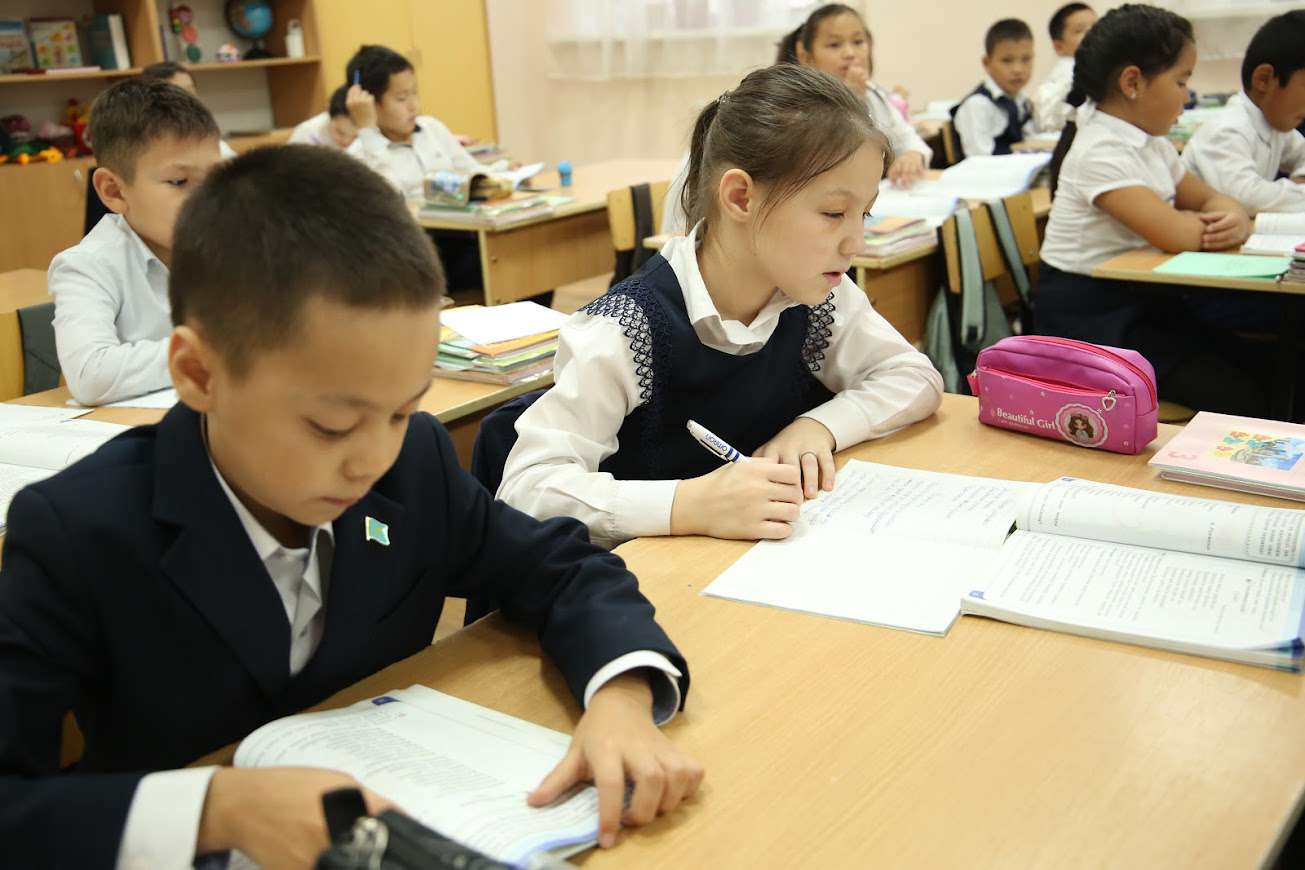 Образование в школах казахстана. Школы в Казахстане. Новая Школьная форма Казахстана. Школьная форма Казахстан 2022. Школьная форма в 22 школе в Казахстане.