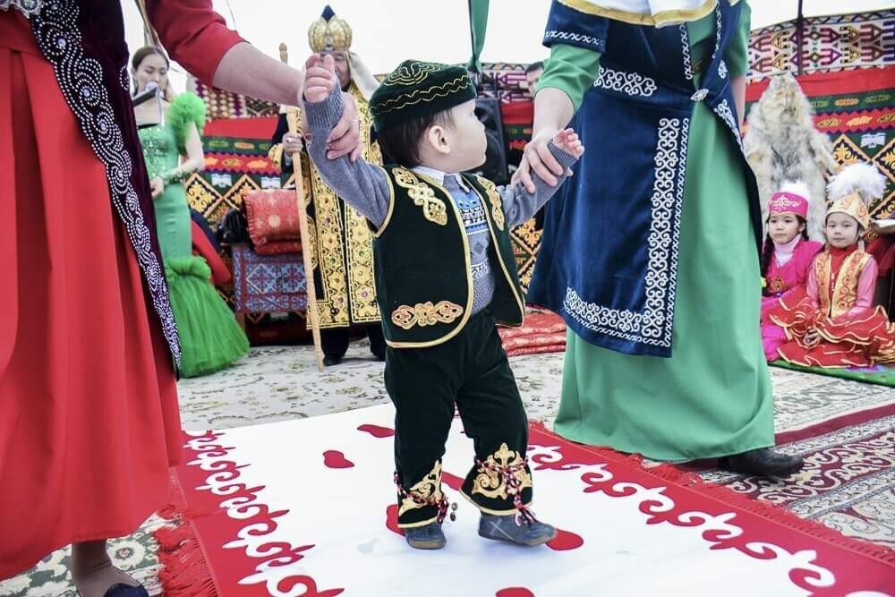 Тұсау кесу дәстүрі. Обряд тусау кесер. Обряд тусау кесу. Казахский обычай тусау кесу. Казахские традиции тусау кесер.