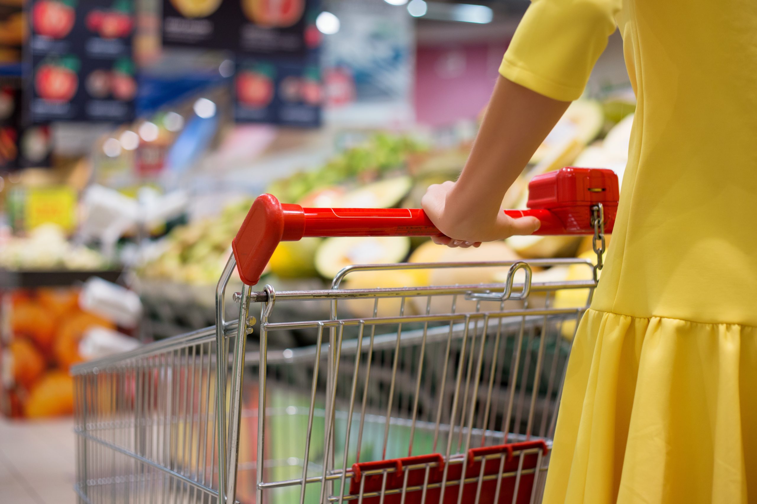 Supermarket shopping. Продуктовая тележка в супермаркете. Продуктовая тележка в ма. Тележка для супермаркета. Тележка в гипермаркете с продуктами.