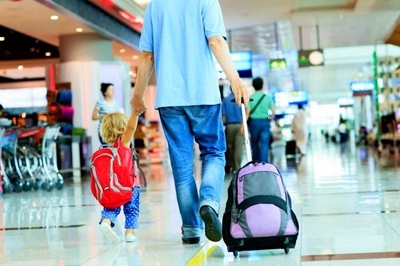 child travel accompanied by father e1667385542383