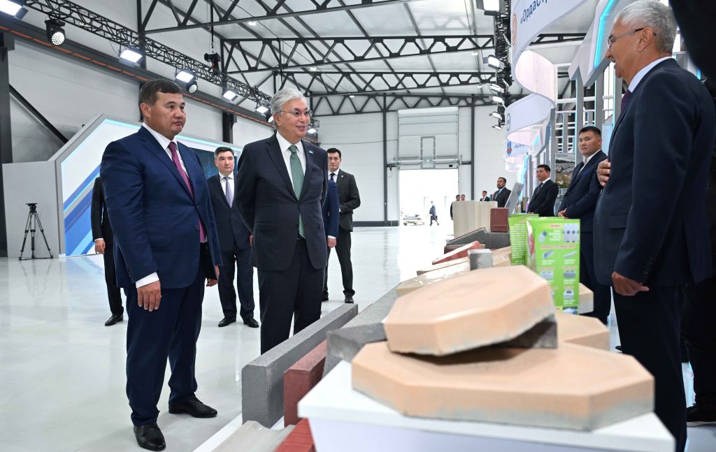 Президент Республики Казахстан Касым-Жомарт Токаев: Важно сохранять единство и самоотверженно трудиться 6 1696938221 kz1 3252 2