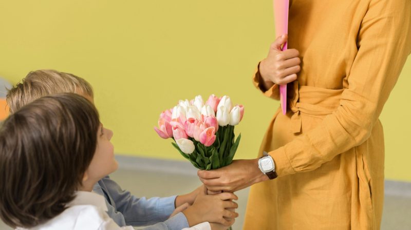 children giving their teacher a bouquet of flowers scaled e1696417275542