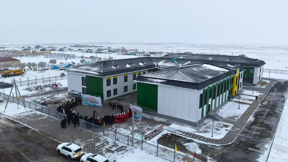 Распахнула двери школа 3 2 2