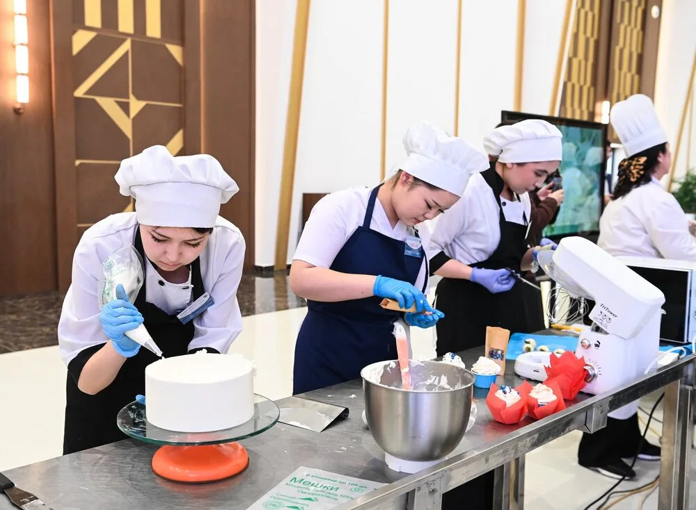 653704332 1233296608991581 44763