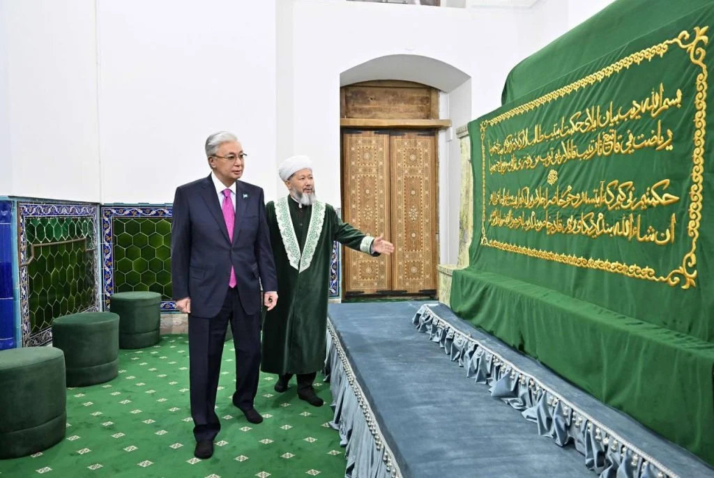 Президент посетил мавзолей Ходжи Ахмеда Яссауи 1 69676625 056e 4c46 9002 a0abdb124f95