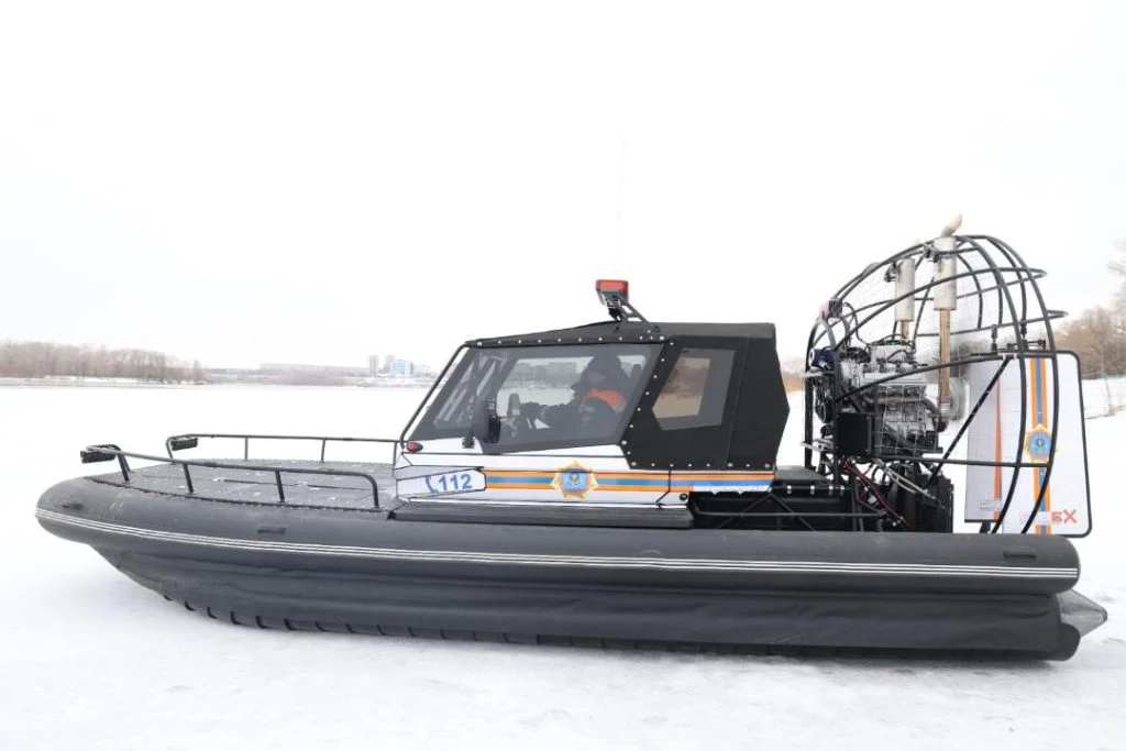 Спасатели МЧС отработали учение по спасению рыбака на льдине 1