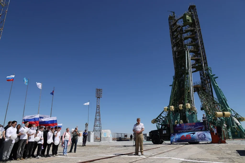 Глава администрации города Байконур Константин Бусыгин принял участие в праздничных мероприятиях, проходивших на площадке №1 2 02