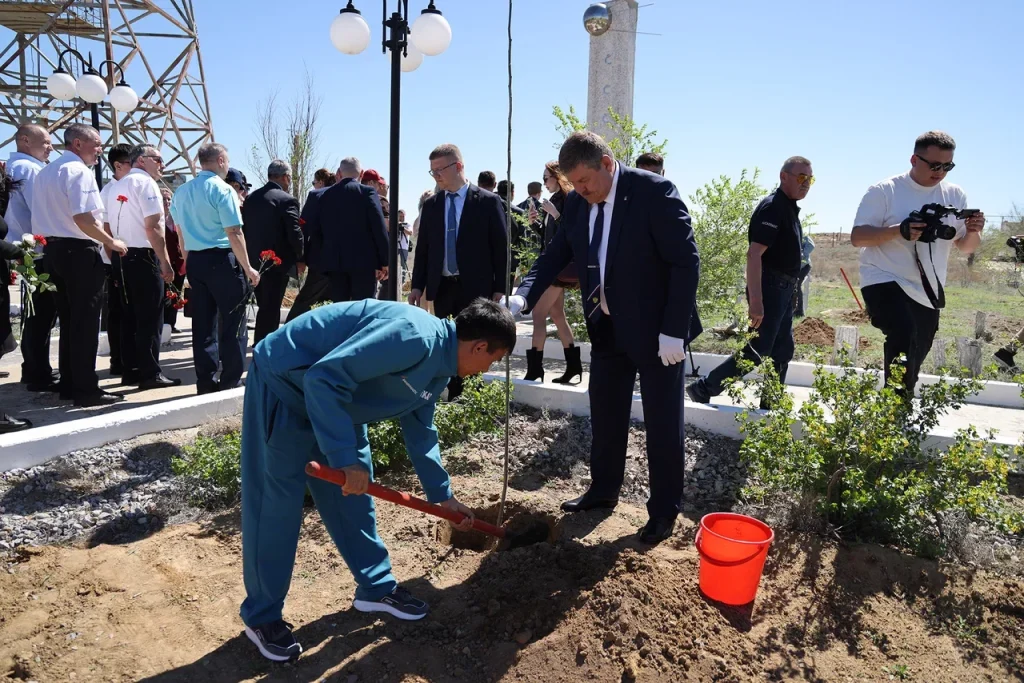 Глава администрации города Байконур Константин Бусыгин принял участие в праздничных мероприятиях, проходивших на площадке №1 3 09 1