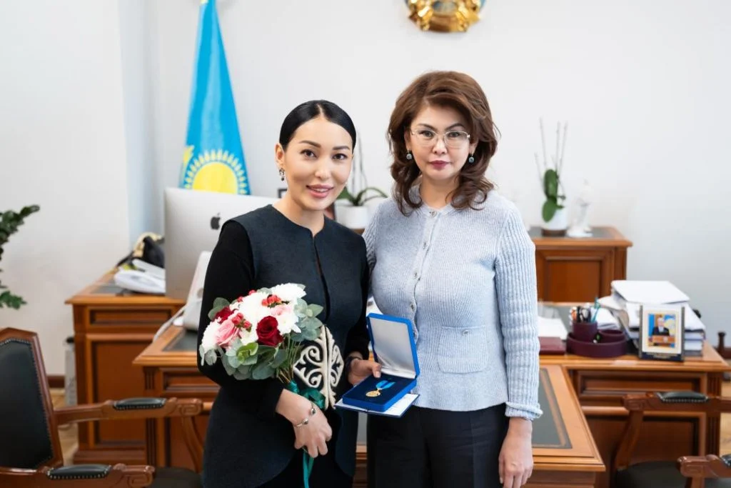 От имени Президента вручена государственная награда журналистке Самал Ибраевой 1