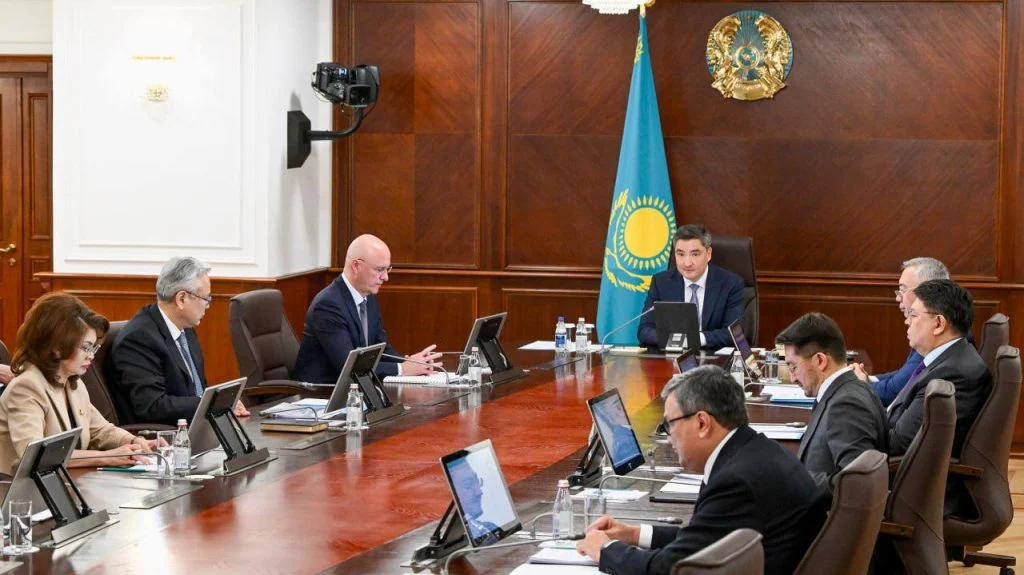 Олжас Бектенов поручил госорганам обеспечить реализацию Плана мероприятий по разъяснению Конституции РК 1 whatsapp image 2026 04 07 at 10.24.30