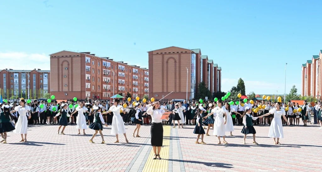 В Кызылординской области для более десяти тысяч выпускников прозвенел последний звонок 4 706054378 1287653023555939 202183124384710267 n