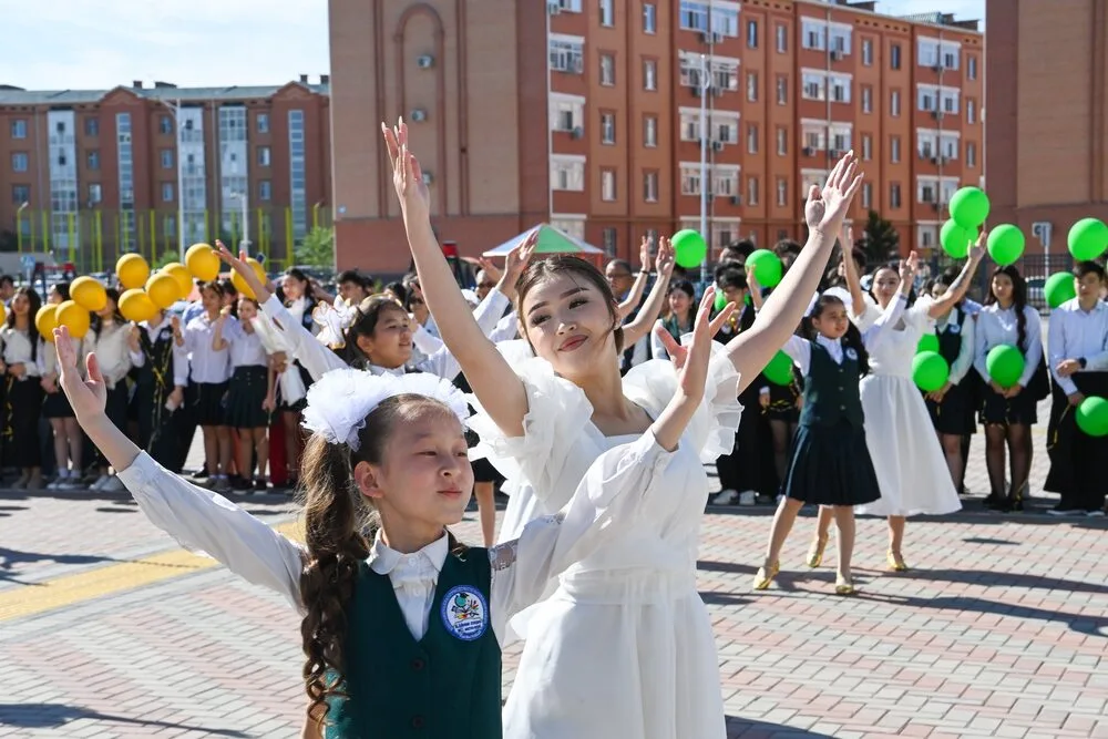 В Кызылординской области для более десяти тысяч выпускников прозвенел последний звонок 3 706971157 1287653016889273 80453